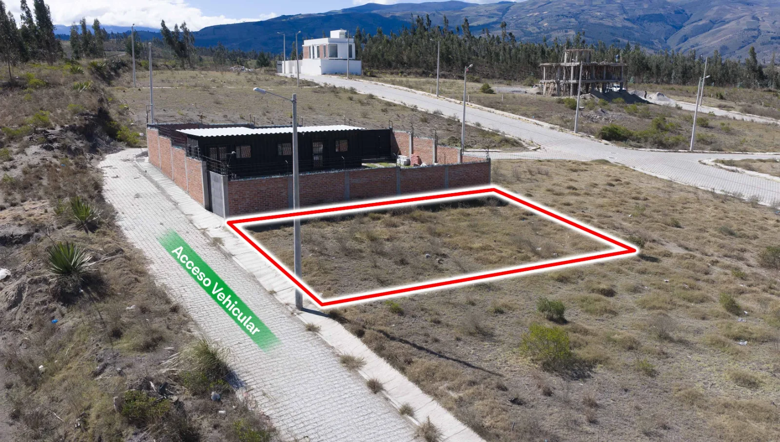 Terreno  en la Urbanización Tapis – Av. República