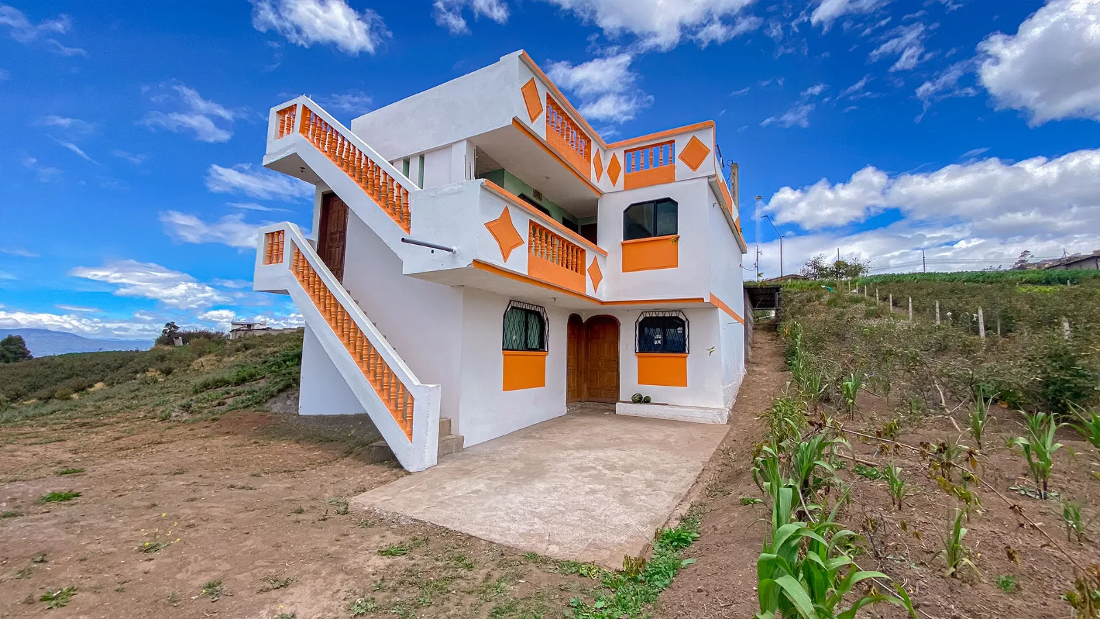 Casa y terreno en Constantino Fernández, Ambato