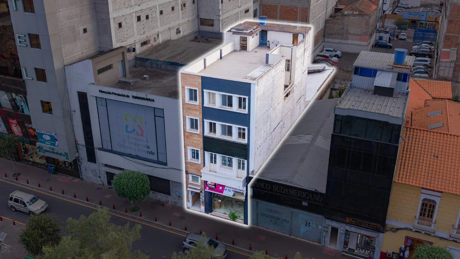 Edificio comercial y oficinas en venta frente al Parque Cevallos en Ambato