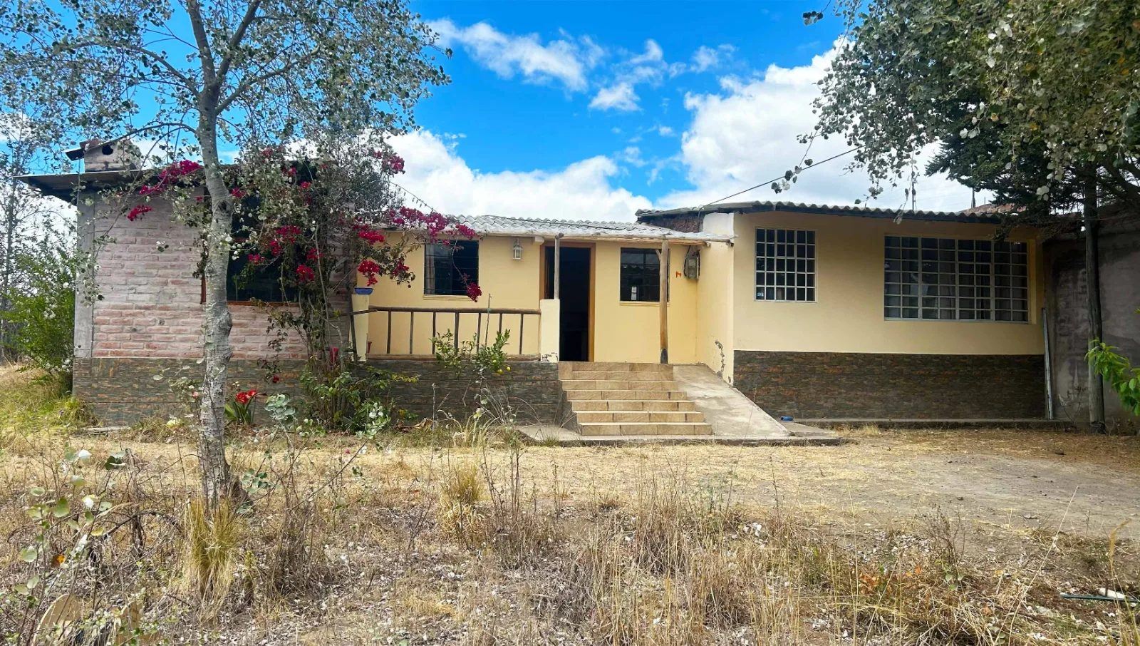 Casa + amplio terreno de 4.100 m² en la vía a Guano, Riobamba