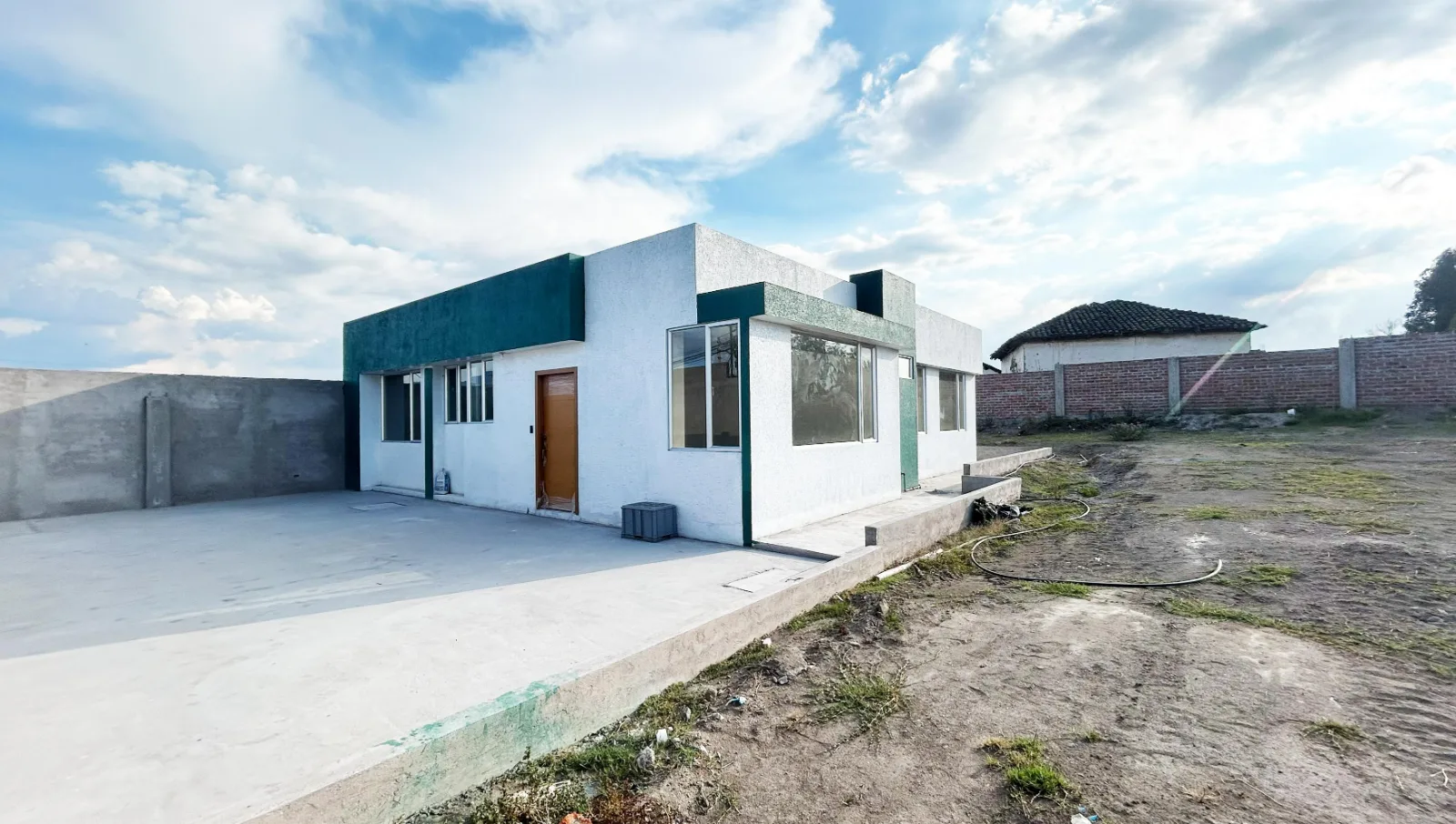 Casa + Terreno en el barrio 20 de Diciembre, vía la República