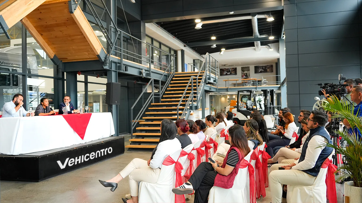 Encuentro de Vehicentro con Lucía Yépez en su showroom de Guayaquil